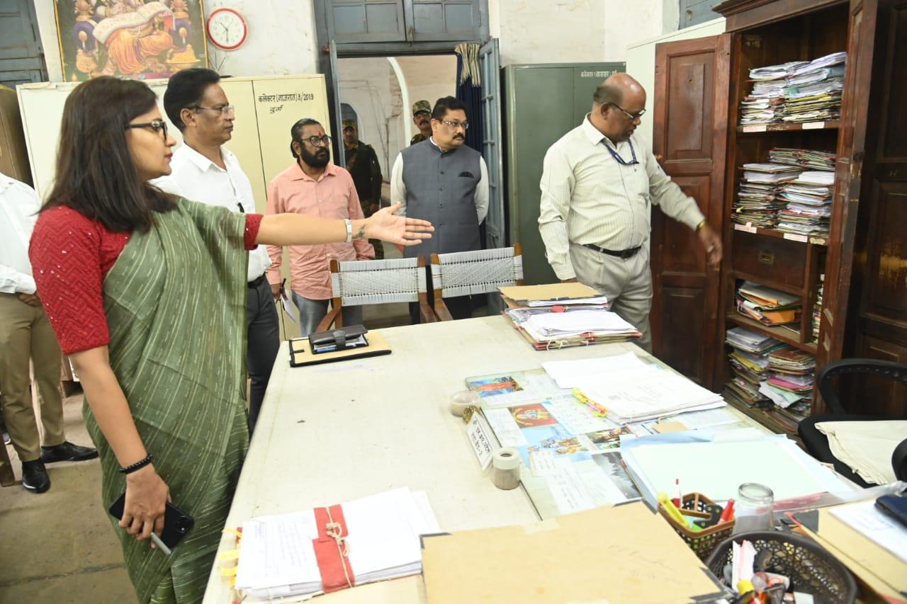 कलेक्टर ने किया जिला कार्यालय का (5)