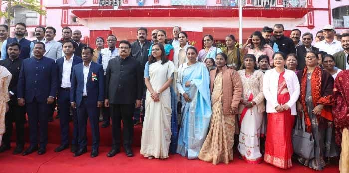 कलेक्टर ने किया ध्वजारोहण (2)