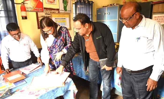 कलेक्टर सुश्री ऋचा प्रकाश चौधरी ने धमधा विकासखण्ड (4)