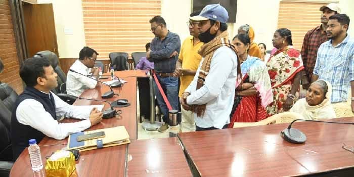 जनदर्शन में अपर कलेक्टर ने सुनी लोगों की समस्याएं (1)