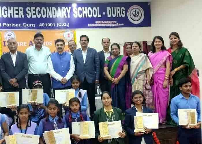 नवाचारी माडल प्रदर्शनी में विद्यार्थियों (4)