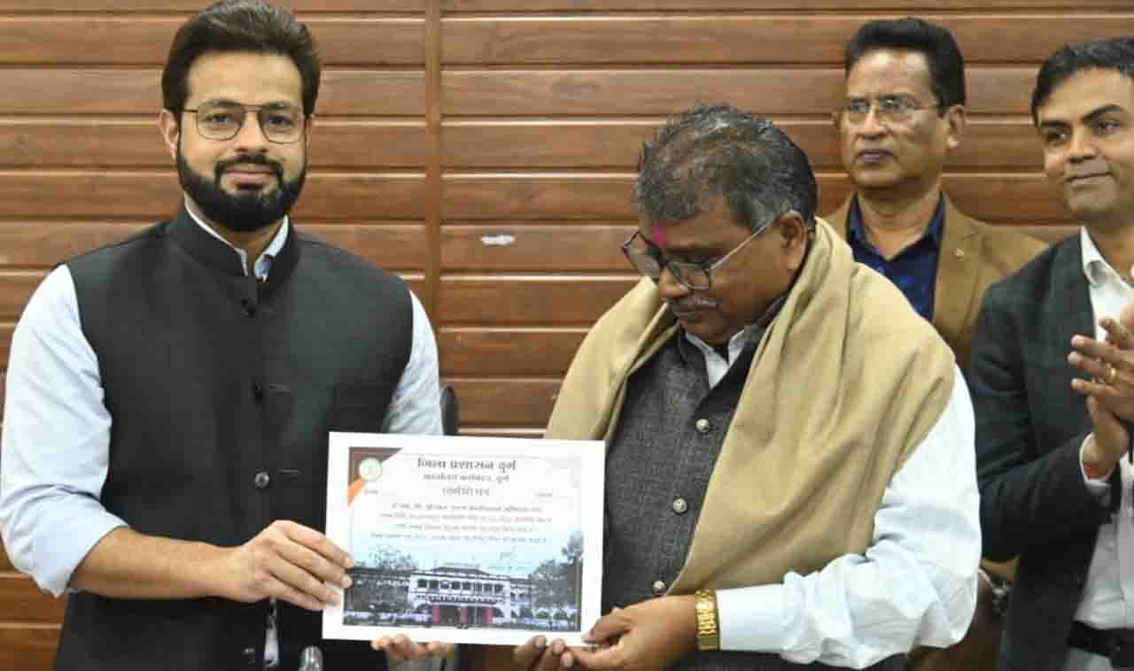 सेवानिवृत्त अधिकारी को दी गई भावभीनी बिदाई (3)