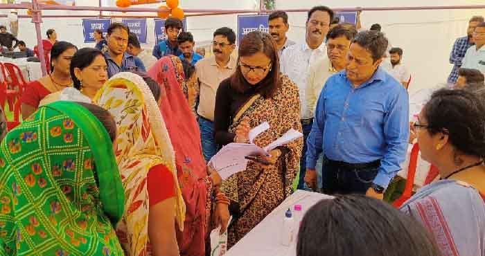 कलेक्टर ने आयुक्त के साथ महतारी वंदन योजनांतर्गत (2)