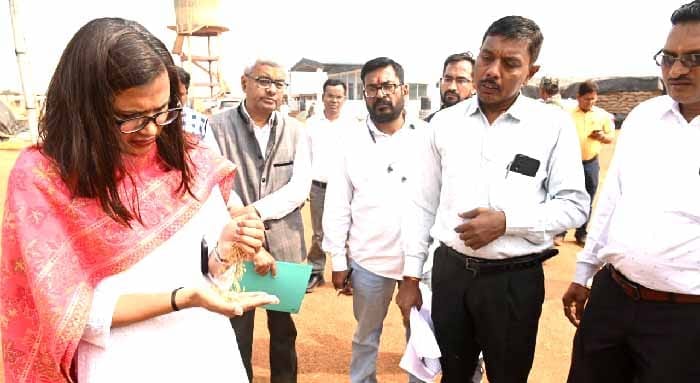 कलेक्टर ने धान उर्पाजन केन्द्रों (2)