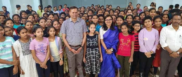 संभाग आयुक्त और कलेक्टर ने प्रयास आवासीय विद्यालय (2)