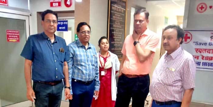 संभाग आयुक्त द्वारा जिला चिकित्सालय (1)