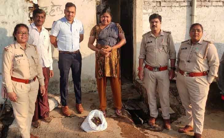 अवैध रूप से देशी मदिरा विक्रय करते