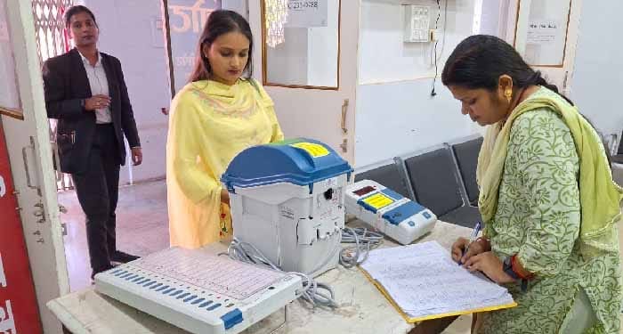 जिला कलेक्ट्रेट में प्रतिदिन ईवीएम मशीन का किया जा रहा है प्रदर्शन (3)