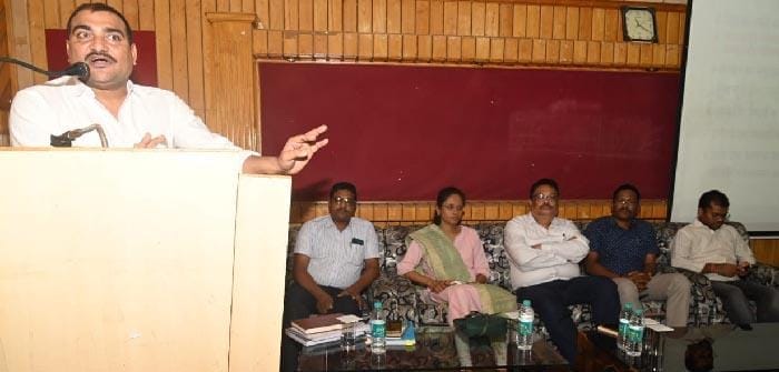 अनुभव के साथ दिशा निर्देशों पर भी गंभीरतापूर्वक दिया जाए ध्यान एडीएम (1)