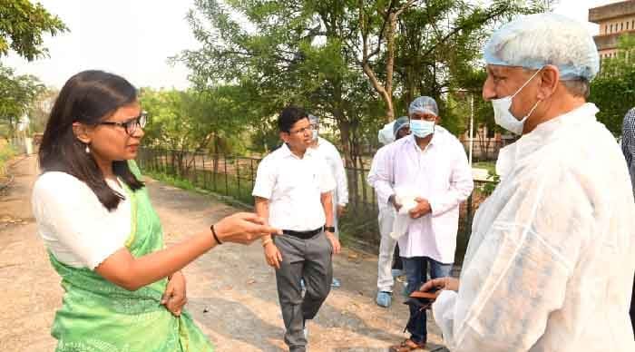 कलेक्टर द्वारा दाऊ श्री वासुदेव चन्द्राकर कामधेनु (1)