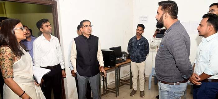 व्यय प्रेक्षक श्री पत्तनसेट्टी ने विभिन्न (4)