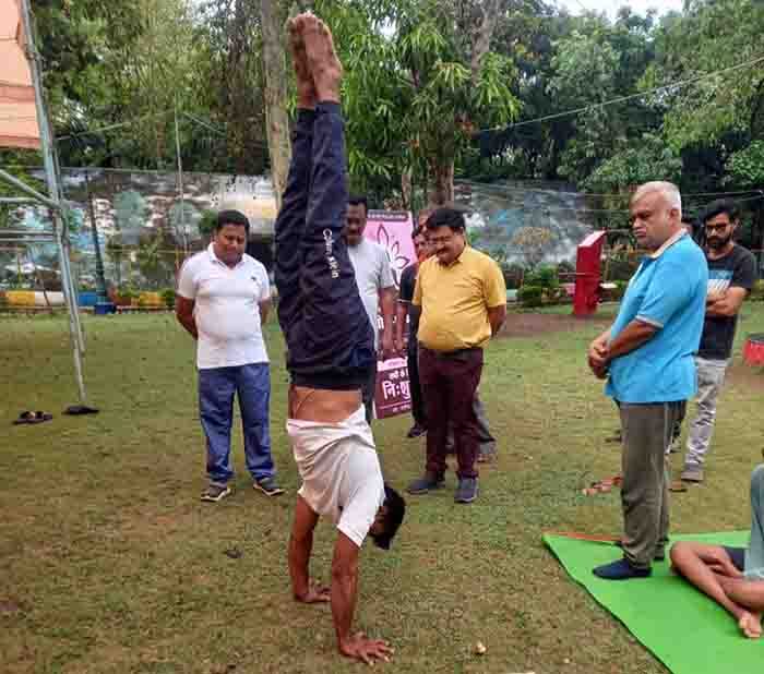 शारीरिक मानसिक स्वस्थता और मजबूत आत्मबल के लिए योग जरूरी कलेक्टर (1)