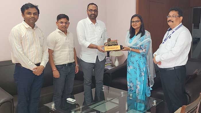 जिला प्रशासन ने प्रेक्षक श्री श्रीकेश लथकर व श्री प्रसन्ना (2)