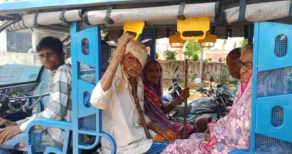 वरिष्ठ मतदाताओं ने किया वोट, मतदाता रथ का मिला लाभ (2)