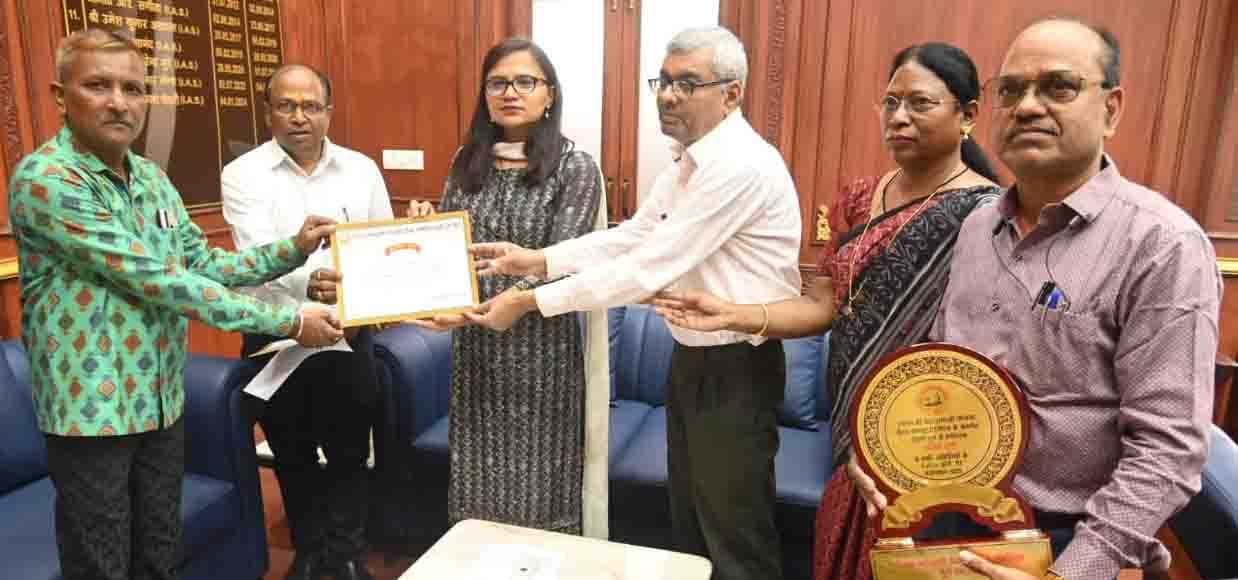 जिलावार प्रथम गो लाईव करने वाली शाखा व समितियों को कलेक्टर ने किया सम्मानित (3)