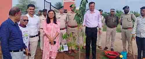 एक पेड़ मां के नाम’ लगाने के आह्वान पर वृक्षारोपण (3)