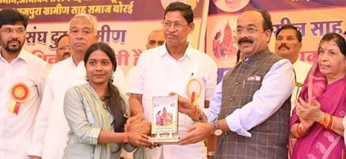 तहसील स्तरीय प्रतिभा सम्मान समारोह में शामिल हुए उप मुख्यमंत्री श्री साव (3)