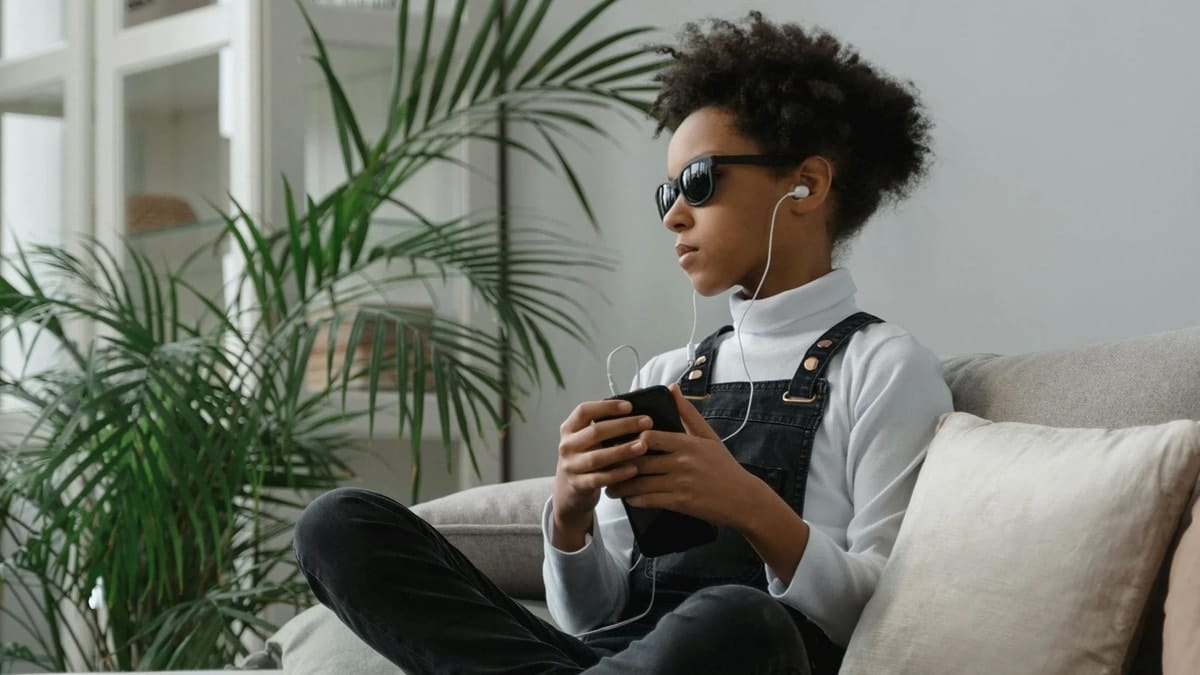 Mt12c7sg earbuds 625x300 11 October 24.jpg