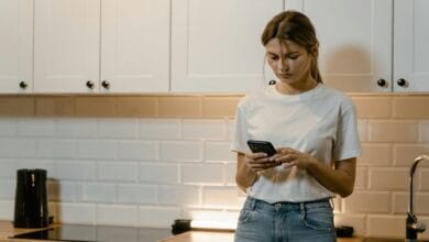 Ih1vgih phone using girl 625x300 25 November 24.jpg