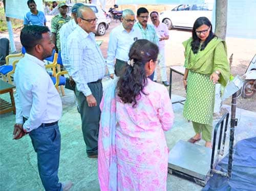 कलेक्टर ने चंदखुरी और थनौद उपार्जन केंद्र में व्यवस्था का लिया जायजा (8)