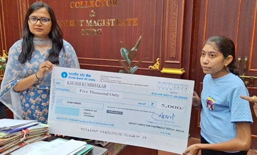 कलेक्टर सुश्री चौधरी ने सौंपी राशि का चेक (1)