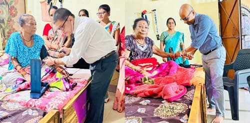 जिला प्रशासन द्वारा पद्मविभूषण श्रीमती तीजन बाई को 50 हजार रूपए की आर्थिक सहायता (2)