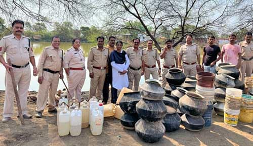 आबकारी विभाग दुर्ग की टीम ने बड़ी मात्रा में जप्त की महुआ शराब एवं लाहन