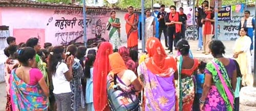 स्लम क्षेत्र में नुक्कड़ नाटक के माध्यम से बाल सुरक्षा, बाल विवाह और नशामुक्ति पर जागरूकता (2)